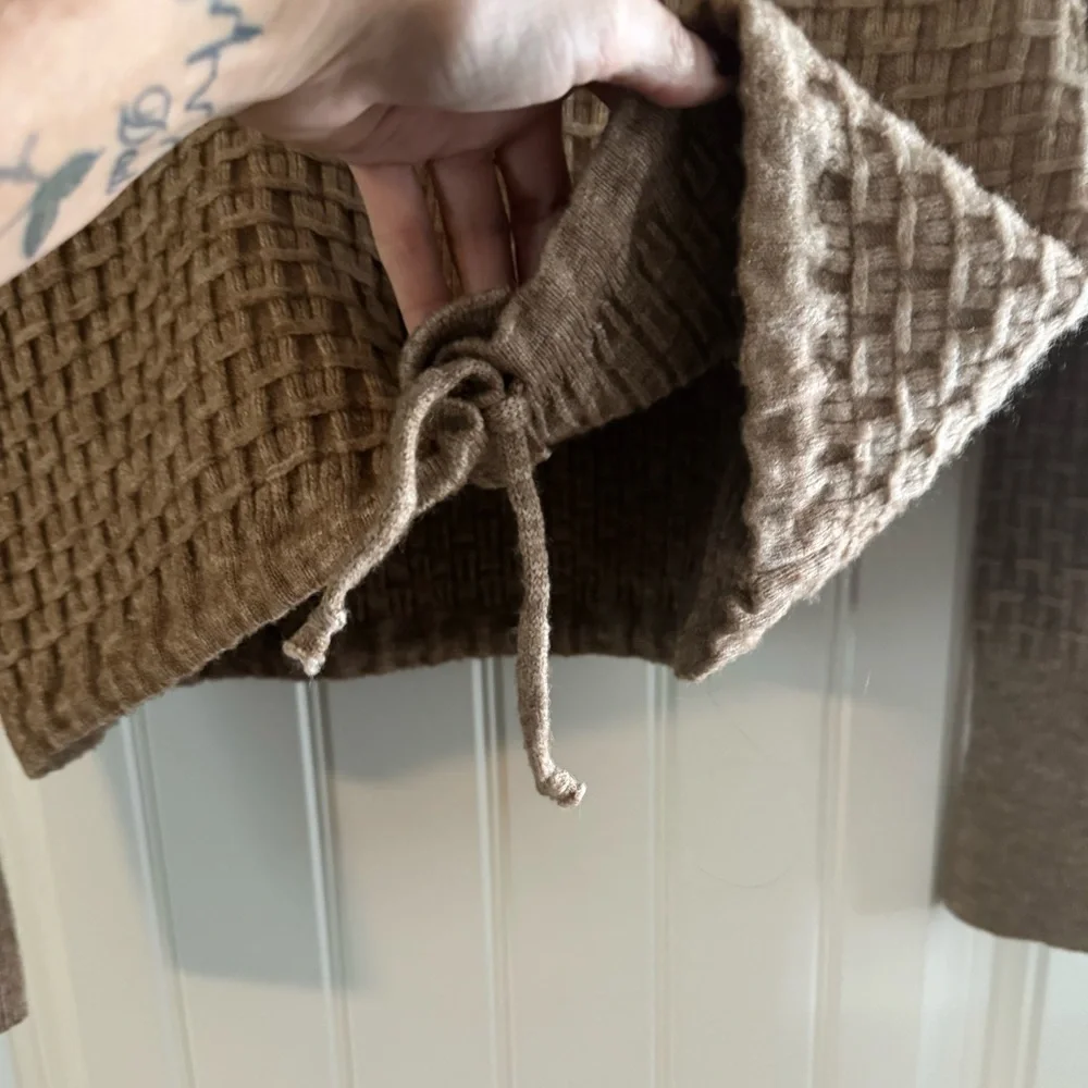 Paper Crane cropped, hooded sweater - Picture 2 of 9